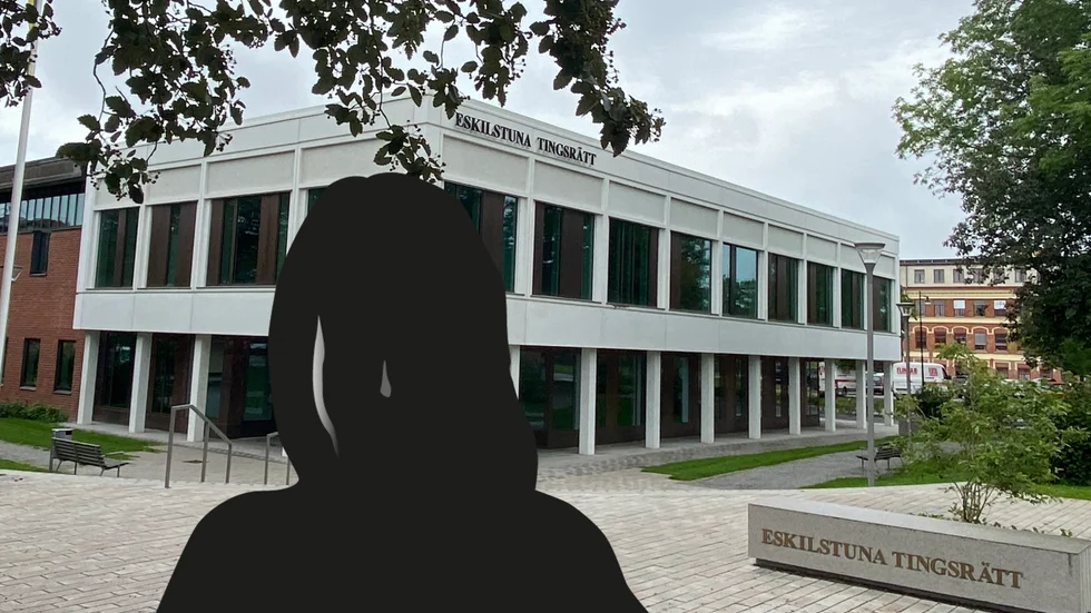 En kvinna i 60-årsåldern misstänks för grovt olaga hot efter att ha hotat tre ungdomar med kniv i Åkers styckebruk.