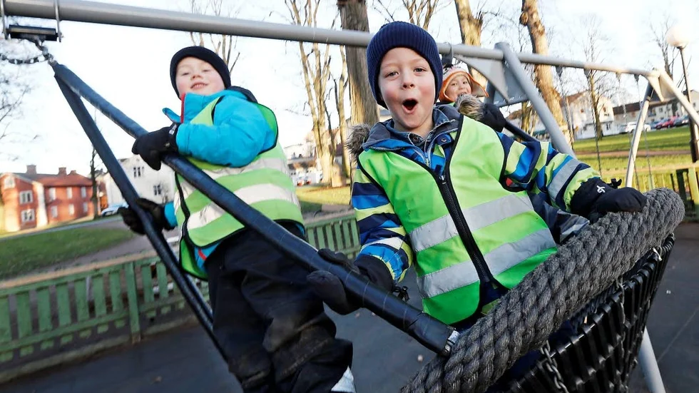 Truls, Jacob och Alex ser till att gungan får hög fart. Ju högre desto roligare.