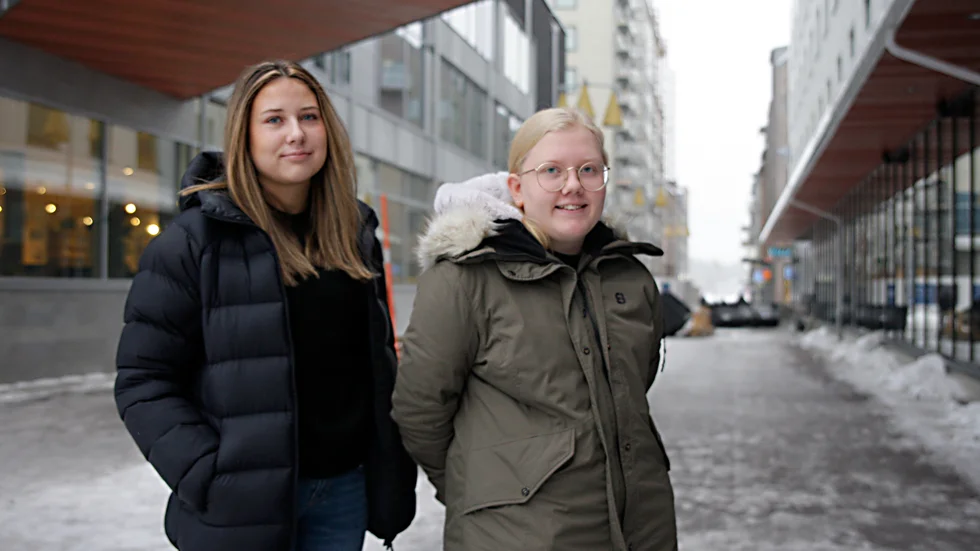 Både Mira Hägglund och Alva Agonius är glada att de fått chansen att pröva på vårdyrket.
