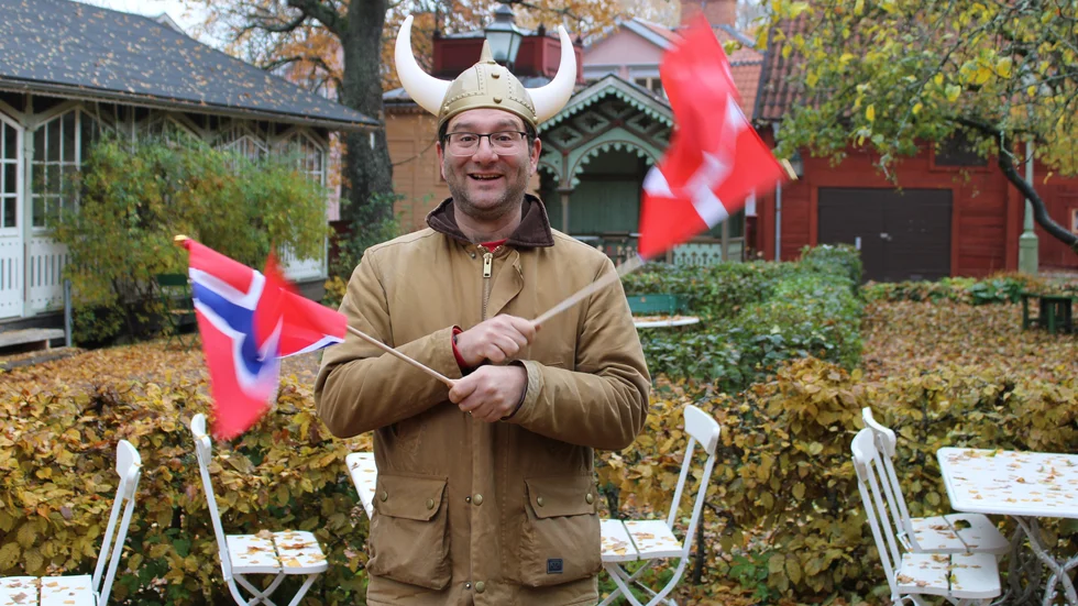 Ben Kersley anordnar Linköping Comedy Festival som i år fokuserar på det lokala och annorlunda. 