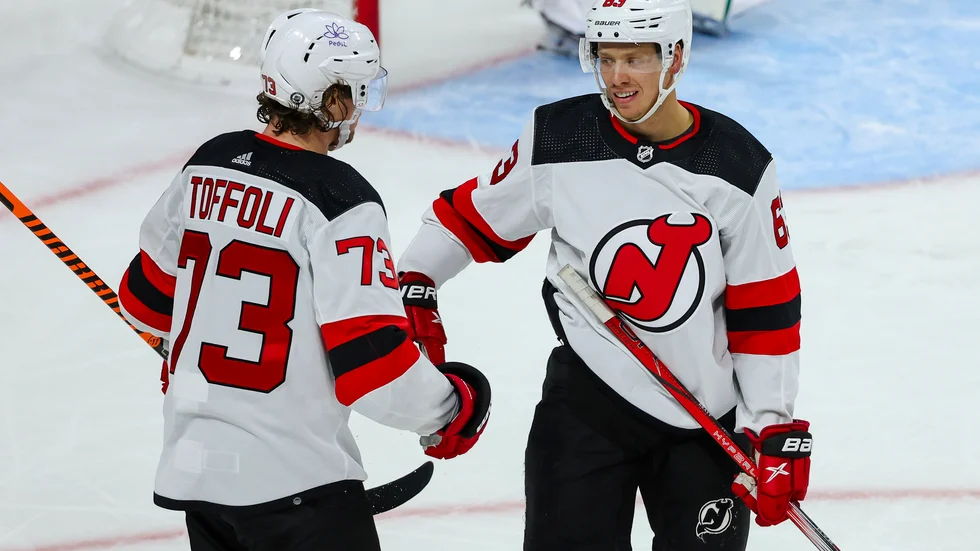 Jesper Bratt, till höger, gratuleras av lagkamraten Tyler Toffoli efter att han gjort mål mot Minnesota.