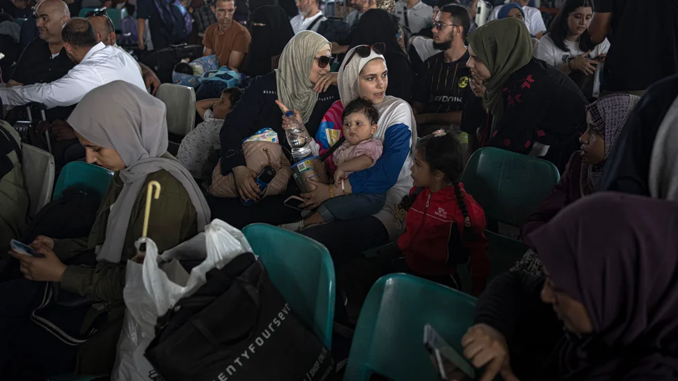 Flera hundra personer väntar på att få korsa gränsen från Gaza till Egypten via övergången i Rafah.