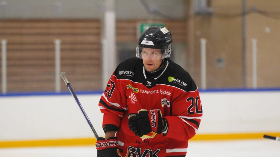 Thom Flodqvist stöd för ett mål i Lindens match mot Brödernas/Väsby.