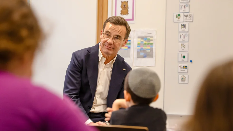 Statsminister Ulf Kristersson besöker judiska Hillelskolan i Stockholm.