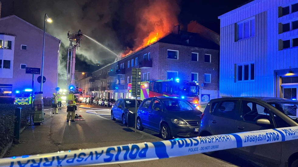En våldsam brand bröt ut i ett flerfamiljshus på Söder i Eskilstuna natten mot onsdagen.