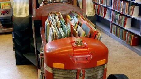 Mötesplats. År 2004 invigde man ett häst- och traktortema på biblioteket i Havdhem. arkivfoto: Rolf Jönsson