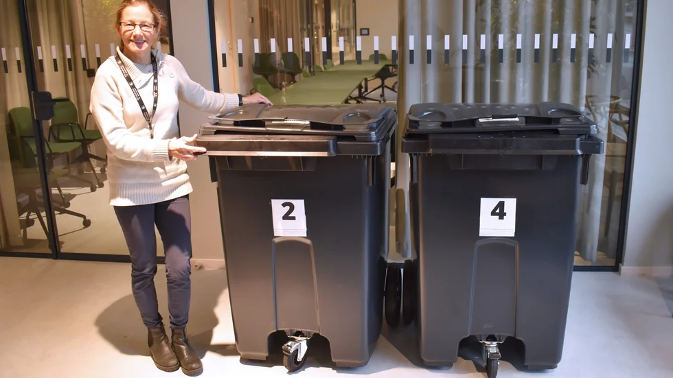 Två nya tunnor har anlänt till Skellefteå och visas i kontorshuset Svalan. De övriga kommer först när det nya systemet ska införas, berättar avfallschef Agneta Lantto-Forsgren.