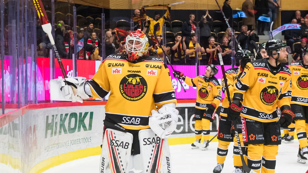 Luleås målvakt Joel Lassinantti jublar efter segern mot Modo.
