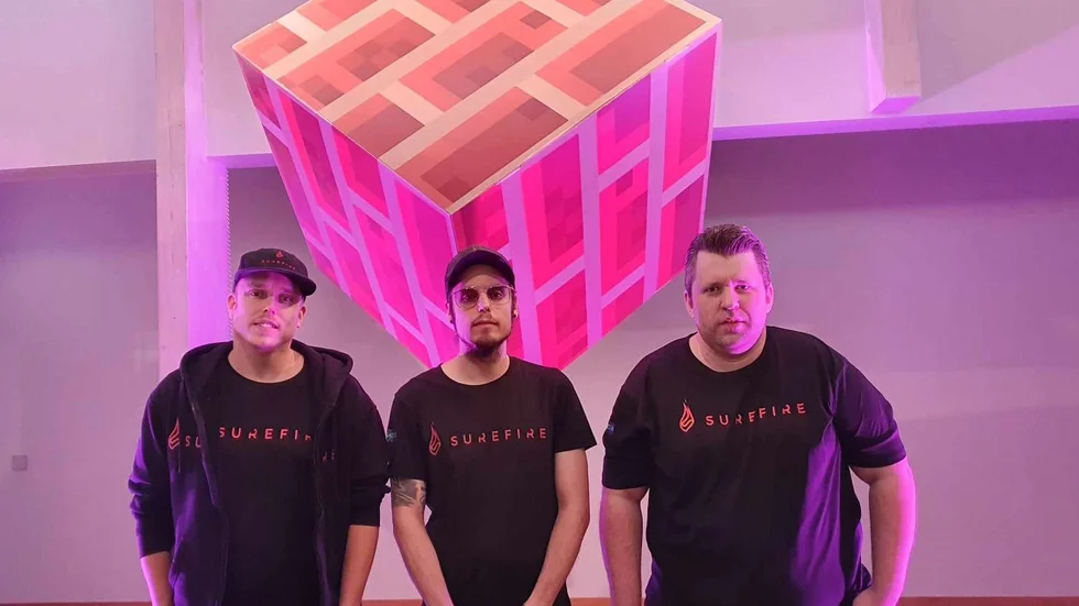 Den lokala gamingcommunityn Team ProPain har lång erfarenhet av stora byggprojekt i Minecraft. De har lett arbetet och funnits med som stöd under hela processen. På plats var delar av teamet: (från vänster) Robert Salenius, Daniel Salenius och Andreas Edman. 
