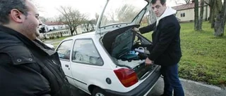 Mahmud tvingas bo i bilen