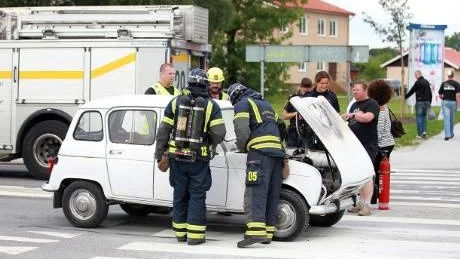 Släckt var´e här. När räddningstjänst och polis kom till korsningen Norra Hansegatan-Jägargatan hade privatpersoner redan släckt branden i den här veteranbilen, en Renault 4L.Foto: Rolf Jönsson