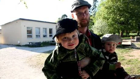 Ledsna. David Sjölander med barnen Edward och Arthur flyttade med familjen till Eksta. Bland annat för att slippa pendla till dagis, som de gjorde i Stockholm. Nu får de istället tre mil att åka om dagen.FOTO: HENRIK RADHE