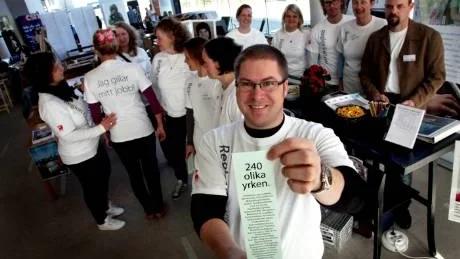 Framtid. Inom en tioårsperiod räknar regionen med cirka 2 000 nyanställningar i samband med pensionsavgångar. Per Berg, förskollärare på Storken var en de regionanställda som informrade gymnasieelever om framtidsmöjligheter i går.Foto: Henrik Radhe