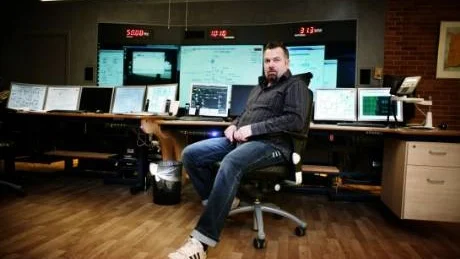 Övervakare. Roine Pettersson vet hur det är att jobba under julhelgen på Geabs driftcentral. Värsta scenariot är en rejäl storm, blötsnö är inte heller bra, men årets väderprognos verkar ganska beskedlig.foto: tobias wallström