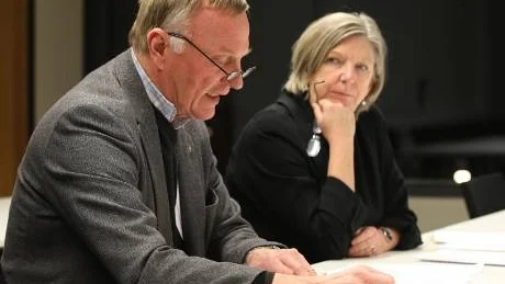 Sparförslag. Hälso- och sjukvårdsnämndens ordförande Per-Olof Jacobssons (C) tog del av rapporten vid sitt sista nämndmöte i går. Ann-Christin Kullberg, hälso- och sjukvårdsförvaltningens chef, tror att sparförslagen är rimliga.Foto: Rolf Jönsson