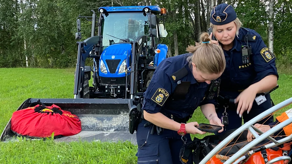 Polis var på plats och undersökte motorn. I traktorskopan i bakgrunden ligger skärmen, som tagits om hand.