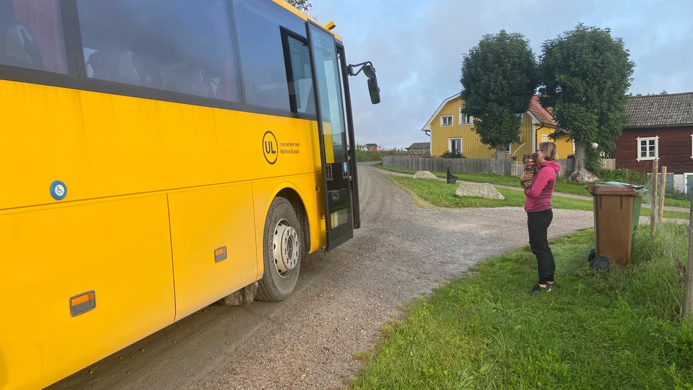 Josefin Iwarsson vinkar av barnen vid bussen. Den här morgonen var den i tid.