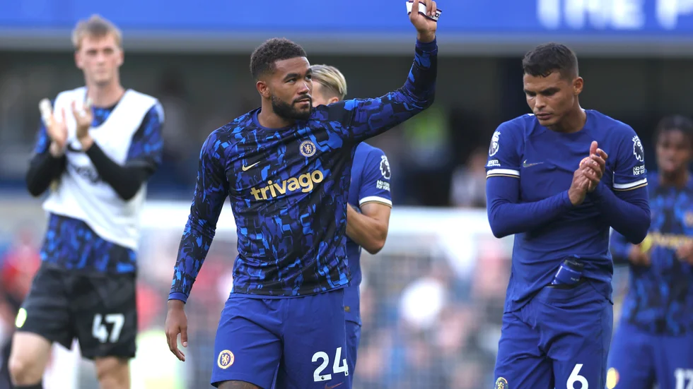 Chelseas Reece James, i mitten, är skadad på nytt och blir borta i "några veckor". Arkivbild.