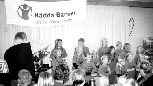 Notmumsarna och Notknäckarna underhöll med sånger från när och fjärran på Rädda barnens 30-årsjubileum. Bild: GUNILLA RECH