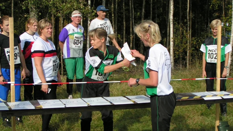 Ann-Stina Påledal skickar ut Inger Berg som ledare på andrasträckan. Loks damer vann överlägset damklassen. Bild: KARL-JOHAN NORÉN