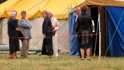 Svenska Alliansmissionen i Ödeshög håller traditionen med tältmöten vid liv. I år har tältet rests i Stava och mötena håller på till den 15 augusti. Bild: OSKAR LUNDGREN