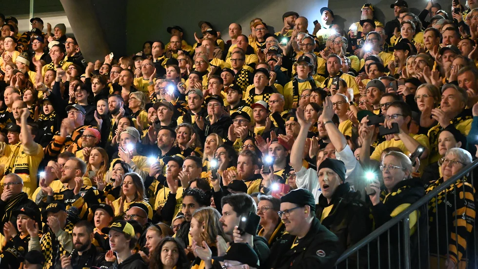 Härlig stämning på läktarna, som färgades i gult och svart när Skellefteå AIK tog emot Växjö i den andra SM-finalmatchen.