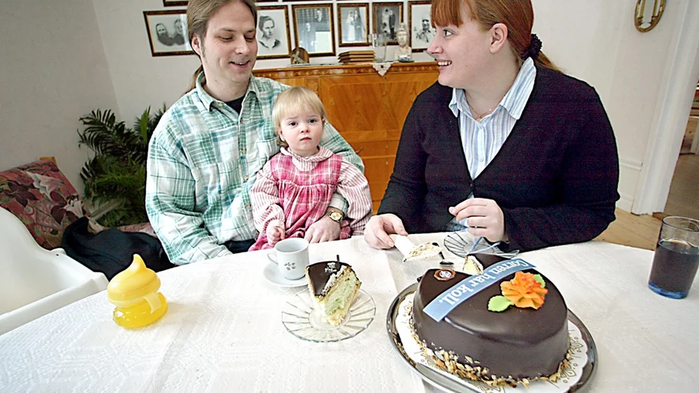 En man värd en tårta. Frank, Molly och Ewa Ärlebrant. Bild: MIA KARLSVÄRD