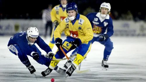 Bild: JESSICA GOW/PRESSENS BILDVadstenakillen Henrik Hagberg glider lätt förbi en finländsk spelare. Sverige hade som väntat inga problem att vinna matchen som slutade 7-1 till Sverige.