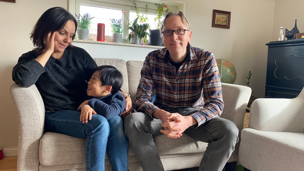 Paulina Gonzalez och Hans Berglund med sonen Elias, som kom till Sverige och Gnesta 2021. 