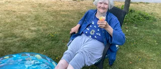 Poolparty i hettan – så får de äldre hjälp i värmeböljan
