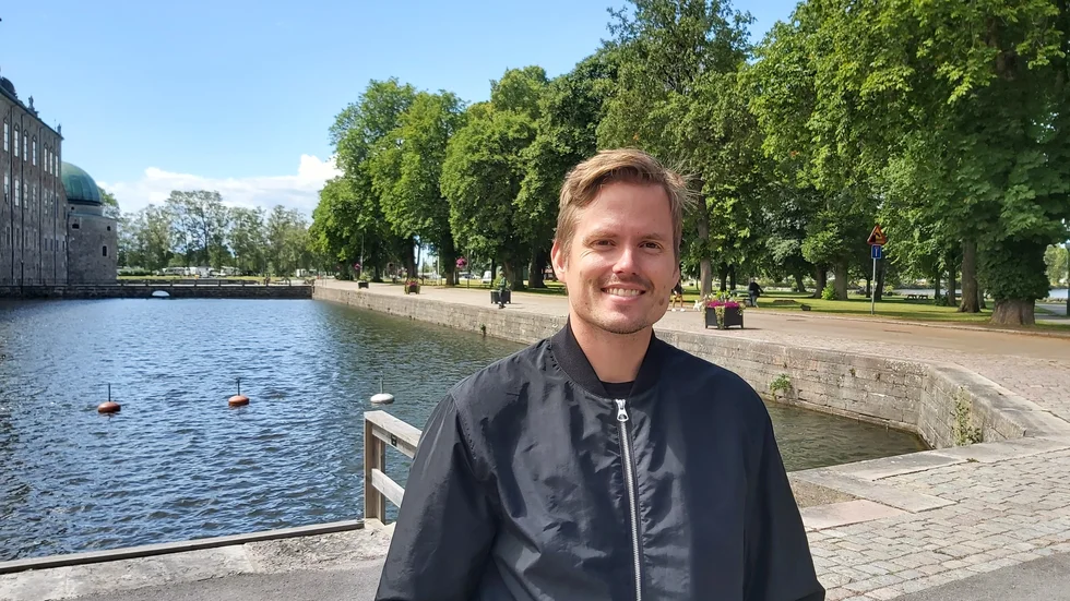Mattias Gunnari, 35 år:
"Jag bor här nu över sommaren för att jag har jobb här. Annars bor jag i Stockholm. Känslan är definitivt att Vadstena är en liten stad, kanske den minsta typen. Storleksmässigt känns en by mindre, men det är en svår fråga. Men ja, Vadstena måste vara en stad".