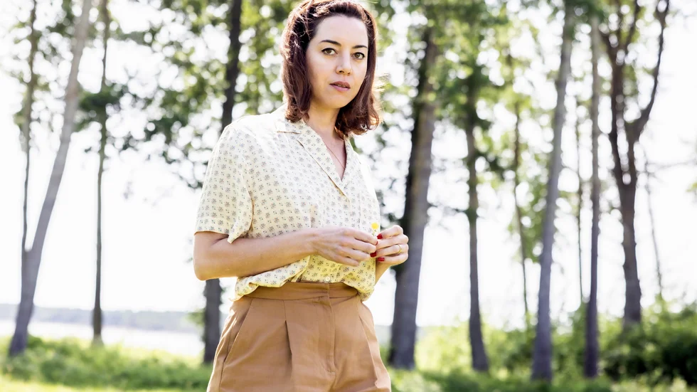 Skådespelaren Aubrey Plaza besöker Bergmanveckan på Fårö för första gången, även om hon har varit i Sverige många gånger tidigare och säger att hon gillar den svenska trubbigheten. "När jag kom hit första gången för många år sedan hade jag en servitör och tänkte 'han är ju ganska elak, men jag gillar det'".