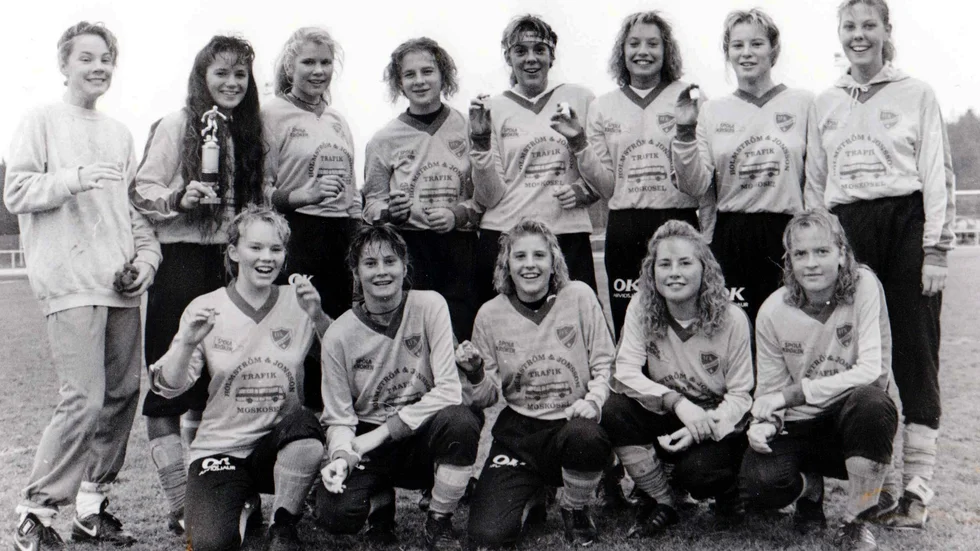 Dessa då 15-åriga fotbollstjejer blev för 35 år sedan bästa skollag i länet och spelade samma år även final i prestigefyllda ungdomscupen ”Lilla VM”. Laget bestod av dessa tjejer (med dåvarande efternamn), stående från vänster: Sara Lundmark, Annica Wennerlöf, Kerstin Johansson, Maria Lundström, Ulrika Renberg, Linnea Grundström, Linda Magnusson, Ulrika Edström. Knästående: Anna-Karin Gunnarsson, Matilda Hallnor, Ulrika Widman, Åsa Axelsson samt Susanne Lindmark. Sara och Anna-Karin är födda 1974, övriga fyller jämt detta år.