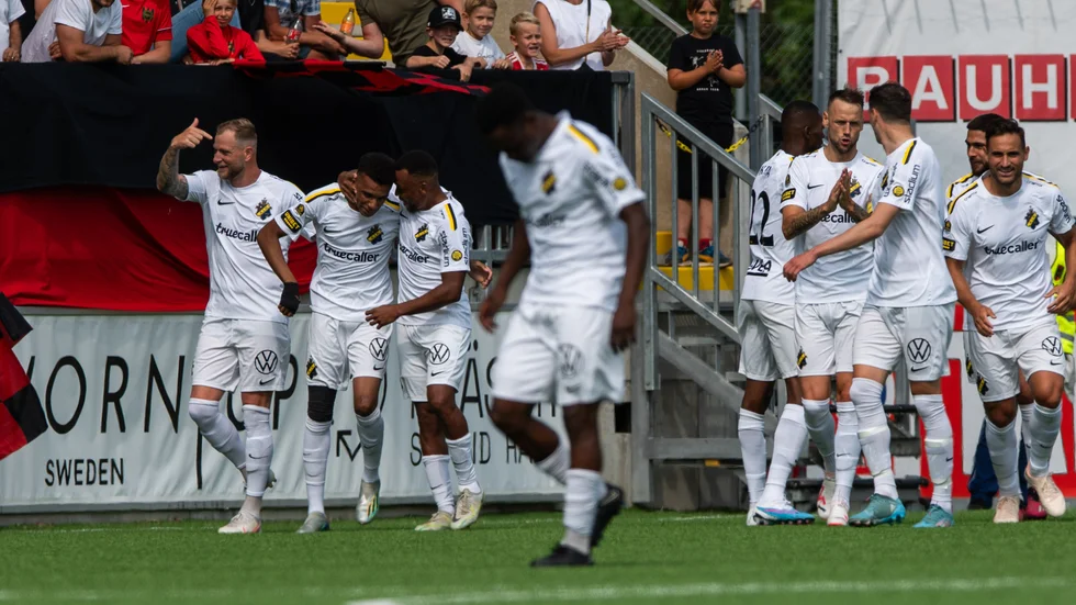 AIK firar ett av målen i segermatchen mot Brommapojkarna.