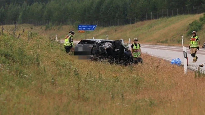 Bil som voltat och kört av vägen på E4 strax innan avfarten mot Björklinge i södergående riktning.