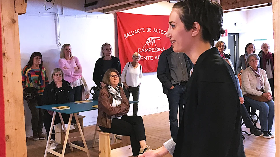 Atorina Adam guidade Senioruniversitetet på Havremagasinet länskonsthall.