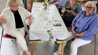 Agneta Larsson, Margot Wennberg, Ann Louise Henriksson
och Kristina Stoltz ingick i festkommittén som ordnade den utsökta maten.  Ordförande Leopold Stoltz syns i bakgrunden.