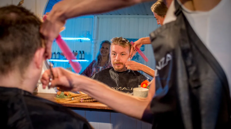 "Det fanns ingen annan. Hade inte hon kunnat skulle jag ha gjort det själv", säger Rasmus om valet att låta Maria Brantö klippa av honom håret för andra gången. 