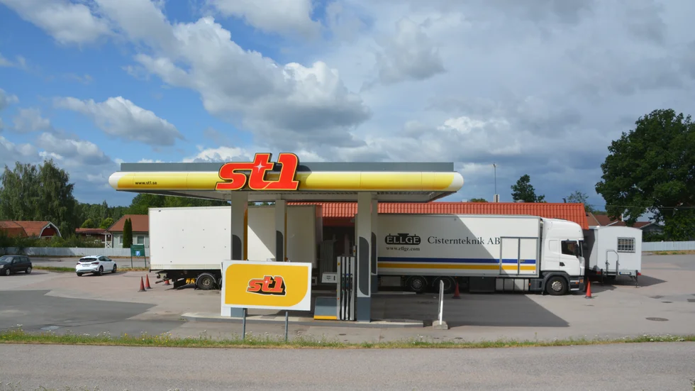 En lastbil med släp har parkerat St1-macken.
