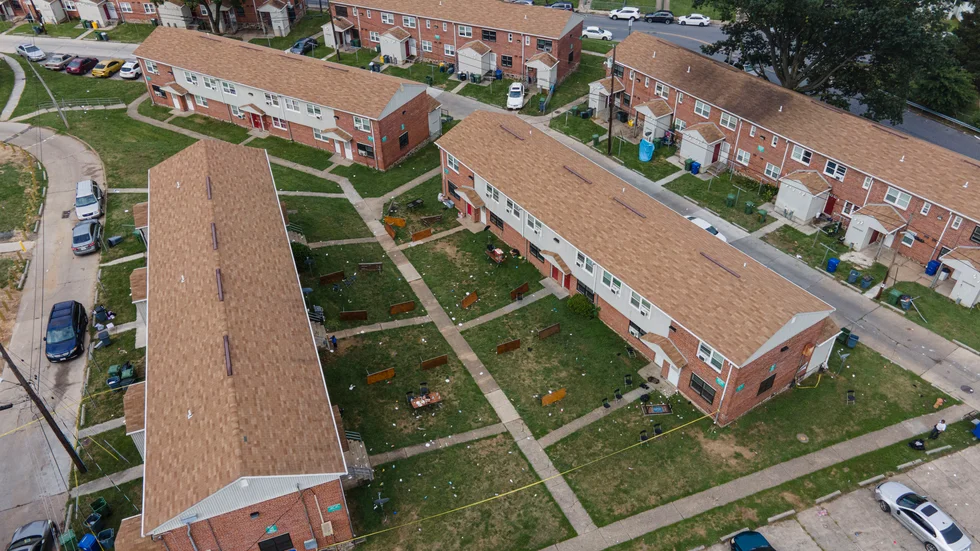 Överblicksbild av brottsplatsen där två personer sköts ihjäl under natten till söndagen.