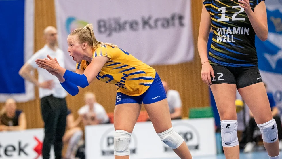 Emmy Andersson till vänster och Hilda Gustafsson till höger, i helgens dubbelmöte mot Ungerns som slutade med en seger och förlust för Sverige.