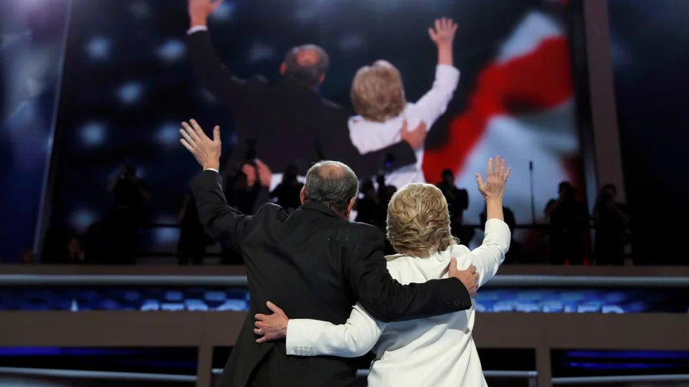 Clinton och Kaine efter torsdagens tal. Hillary Clintons protektionism är förhoppnignsvis bara ett retoriskt grepp.