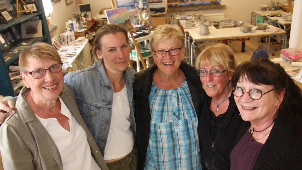 Från vänster Ann-Kristine Svärd, Erika Galle, Susanne Thurfjell, Lill Lundgren och Mita Bromark förbereder sommarens invasion till Lövstabruk.