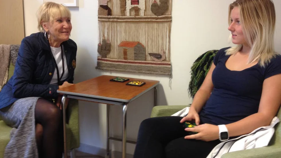 Spceialpedagog Ann Tunell och  eleven Hanna Eriksson, Högbergsskolan i Tierp.
