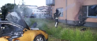Brinnande bil antände hus