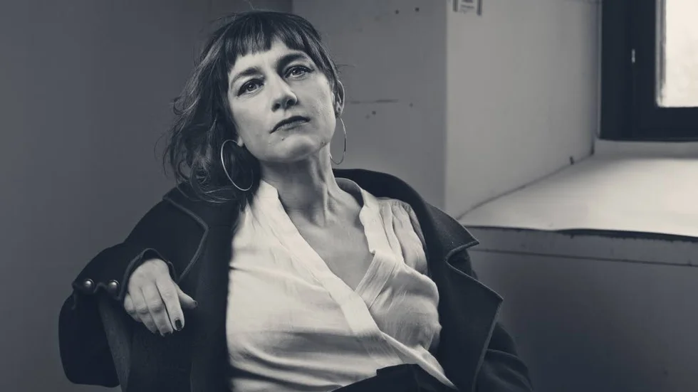 Spanska inbördeskriget. Anna Jörgensdotter lyckas inta ett estetiskt förhållningssätt till spanska inbördeskriget i sin nya roman "Solidärer", menar Kurirens recensent.