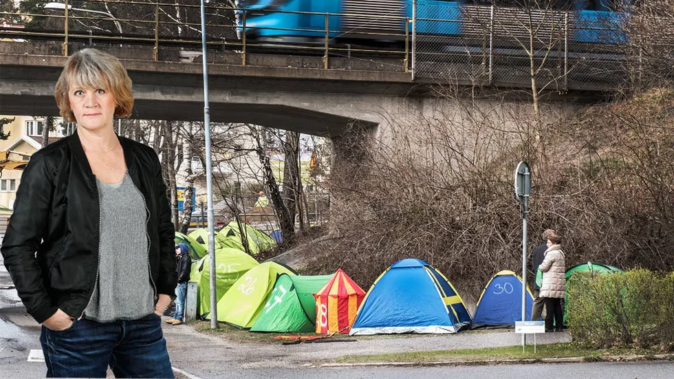 April 2015, Stockholm. Tält i en kö för att få köpa bostadsrätter i Hammarbyhöjden enligt samma princip som den i Luleå i helgen, "först till kvarn." Är det det här som är framtiden?