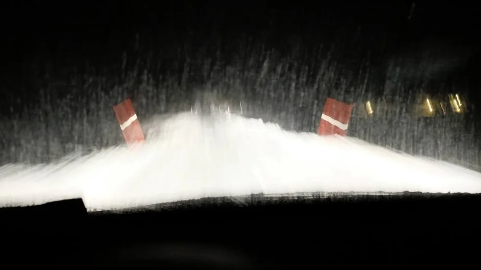 "Precis när jag kommer till kommungränsen Arvidsjaur upphör plogningen av nysnö och dessutom snödrev. Ingen av mötesplatserna efter Glommersträsk var plogade, ej heller vägen", skriver insändarskribenten.
