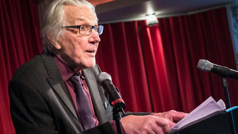 Veteran. Jalle Lindblad höll ett jubileumstal och medverkade senare under kvällen i föreställningen, där han och Sara Arnia spelade upp en scen ur ”En uppstoppad hund”.