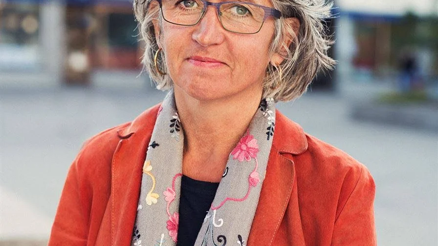 Illegal flykting. Kajsa Gordon berättar om hur det är att leva som illegal flykting i Sverige från ett barns perspektiv i romanen "Om jag får stanna".